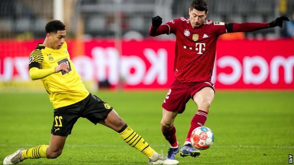 جود بيلينجهام يشكك في تعيين الحكم في مباراة بوروسيا دورتموند ضد بايرن ميونيخ