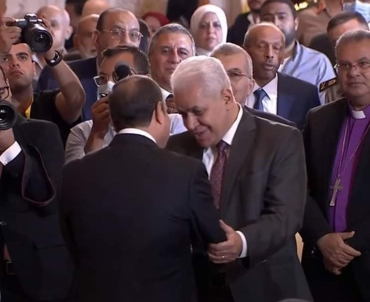 الرئيس السيسي يوجه التحية لحمدين صباحي خلال احتفال الأسرة المصرية .وحوار قصير بينهما