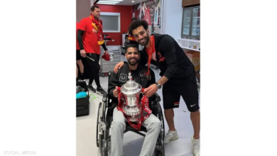 مؤمن زكريا يحتفل مع صلاح وزملائه بكأس إنجلترا