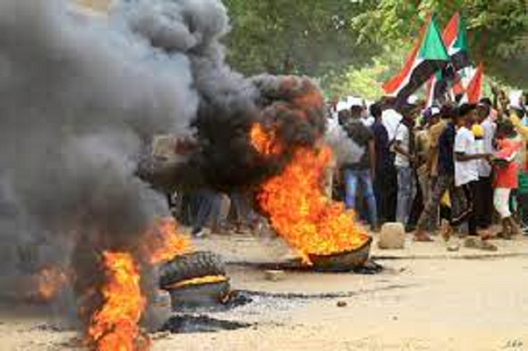 السودان.. إحراق مبنى حكومي وسط احتجاجات على تصاعد العنف القبلي بالنيل الأزرق