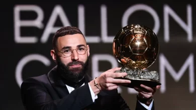 الفرنسي كريم بنزيما يفوز بجائزة الكرة الذهبية لأفضل لاعب في العالم