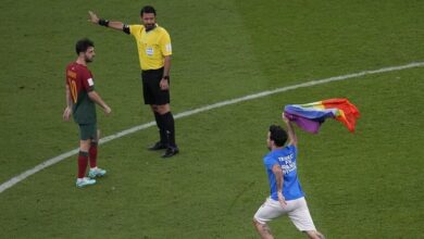 مشجع يقتحم ملعب مباراة البرتغال والأوروغواي بعلم "الميم"
