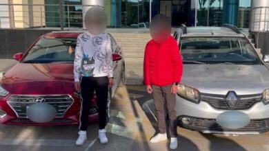 ضبط طالبين للجلوس على نوافذ سيارتين وسيرهما برعونة بالجيزة