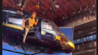 صلاح يشعل منصات التواصل بـ"قفزة" من طائرة "هليكوبتر"