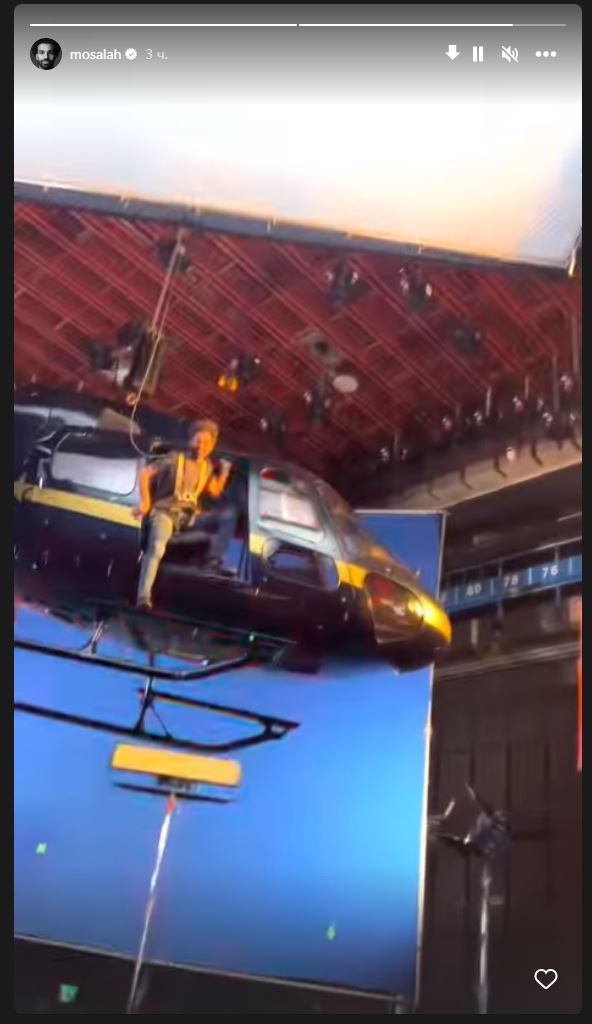 صلاح يشعل منصات التواصل بـ"قفزة" من طائرة "هليكوبتر"