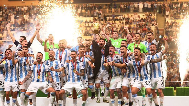 ميسى ورفاقه ينتزعون كأس العالم من حامل اللقب فرنسا في مباراة النهائي الملحمية