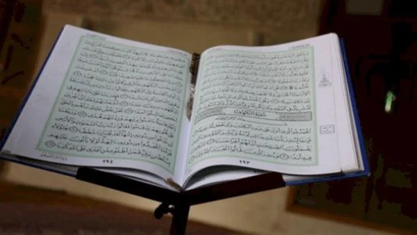 حكم قراءة سورة الكهف يوم الجمعة هل تجوز سرا أم جهرا؟