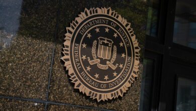 اتهام موظف سابق في مكتب التحقيقات الفدرالي الأمريكي بالتعاون مع ملياردير روسي