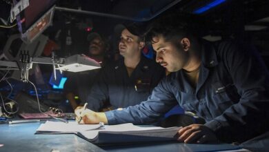 سيناتور أمريكي يطالب بإطلاع الأمريكيين بشفافية على ملابسات إسقاط أجسام طائرة 