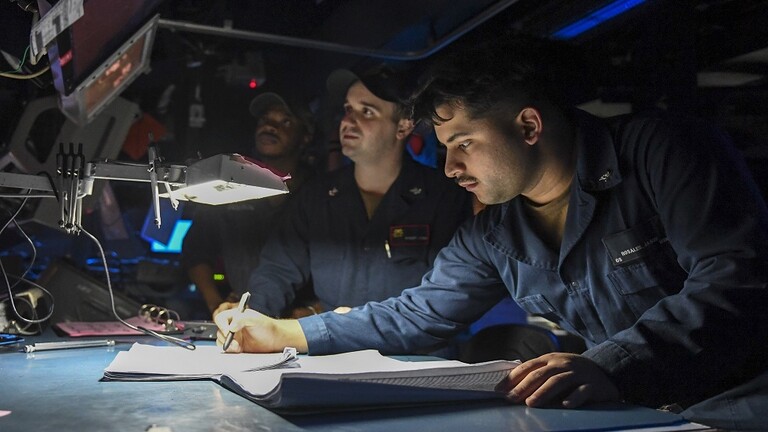 سيناتور أمريكي يطالب بإطلاع الأمريكيين بشفافية على ملابسات إسقاط أجسام طائرة 