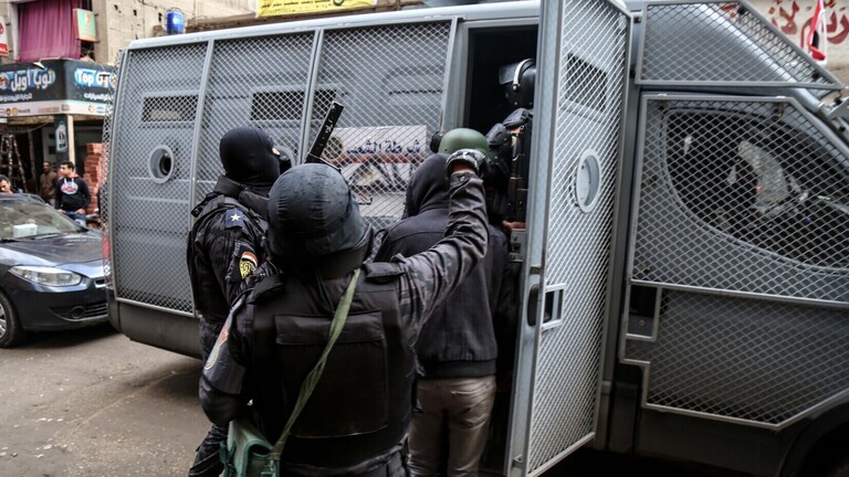 لص يذبح 10 دجاجات ويسرق مبلغا ضخما ليوزع اللحم بالمجان على اهالى قريته