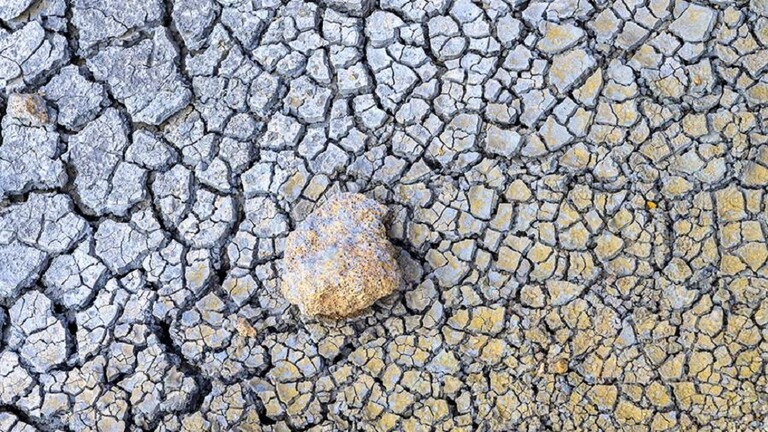 عالم بيئة يقييم توقعات العلماء عن كارثة طبيعية وشيكة في أوروبا