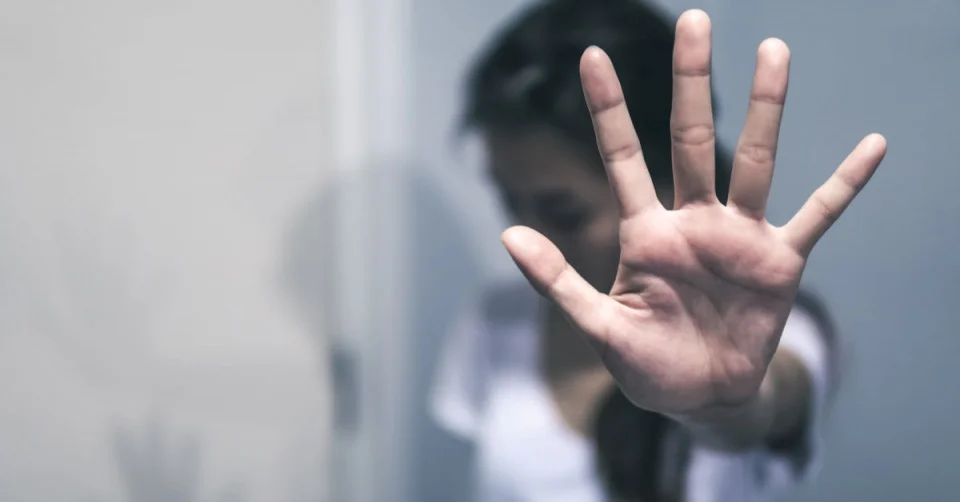 إحالة متهم بهتك عرض سكرتيرة للجنايات : حاول بالقوه لمس مناطق عفتها