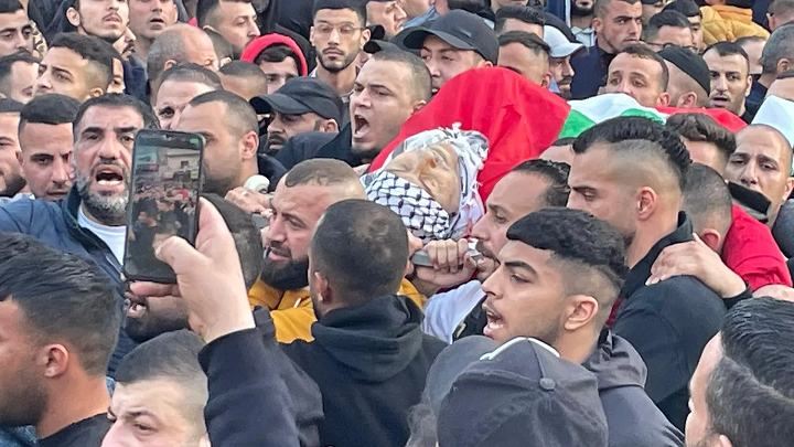 آلاف الفلسطينيين يشيعون قتلى نابلس وإسرائيل ترفع حالة التأهب خوفا من الانتقام