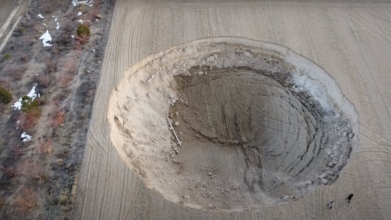 ظهور مفاجئ لحفرة عملاقة في قونية بتركيا يثير الحيرة