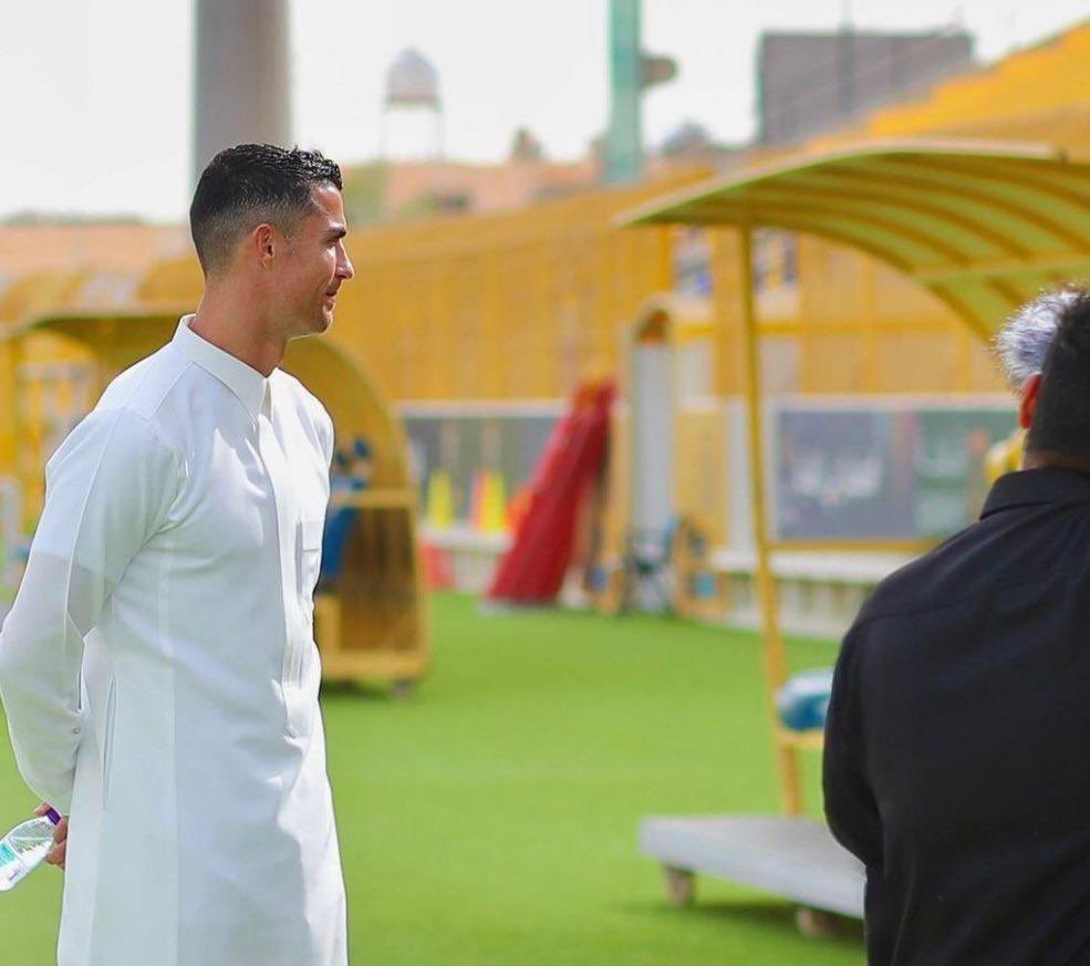 مواقع التواصل تشتعل لمعرفه سبب ارتداء رونالدو الجلابية البيضاء في السعودية
