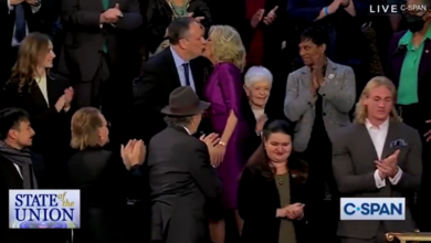 واشنطن : زوجة بايدن تطبع "قبلة حارة" على شفاه زوج هاريس