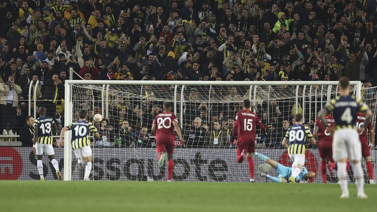 إشبيلية يعود من تركيا ببطاقة العبور لربع نهائي الدوري الأوروبي