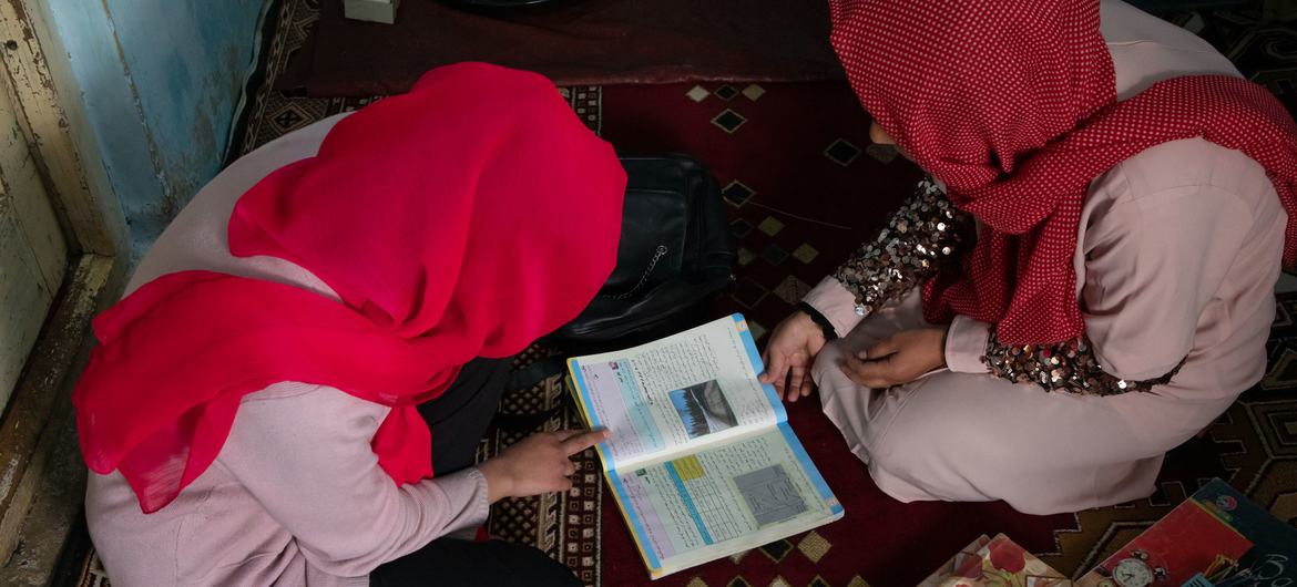 دعوة أممية للسماح للفتيات الأفغانيات باستئناف التعليم ما بعد الابتدائي فورا