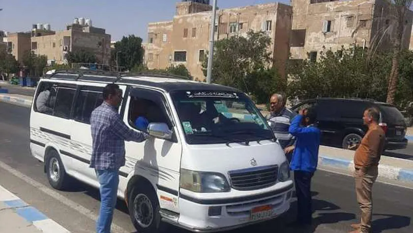 الحكومة: لا صحة لزيادة تعريفة الركوب لسيارات النقل الجماعي