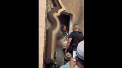 بالفيديو . هندوسية تقتحم مسجدا أثناء صلاة العيد في الولايات المتحده