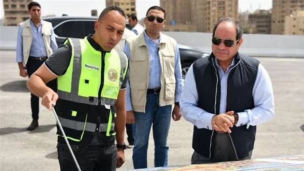 الرئيس السيسي يتفقد مشروعات لـ المحاور والطرق بالجيزة