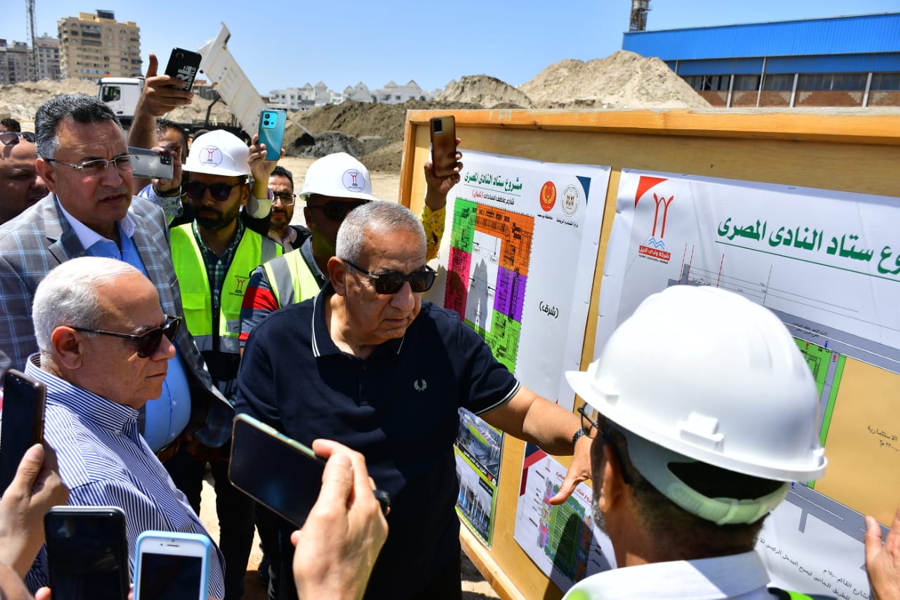 محافظ بورسعيد ورئيس النادي المصري يتفقدان مشروع إنشاء ستاد النادي المصري الجديد