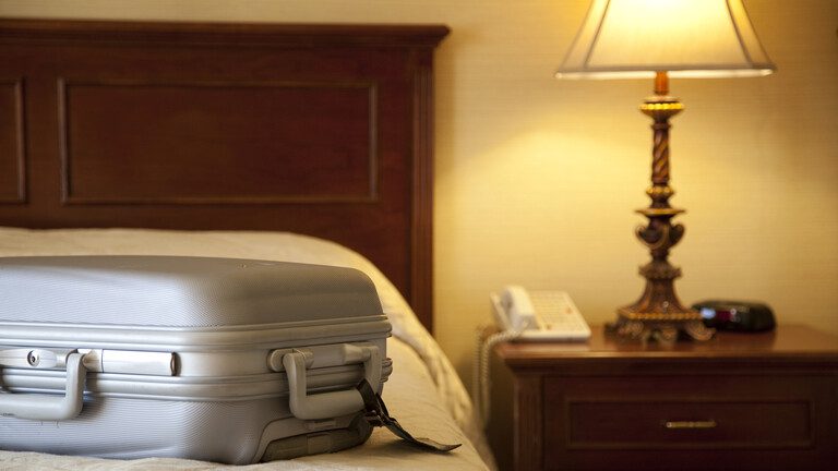 ظن أن قدمه سبب الرائحة الكريهة .سائح صيني يجد نفسه نائما مع جثة