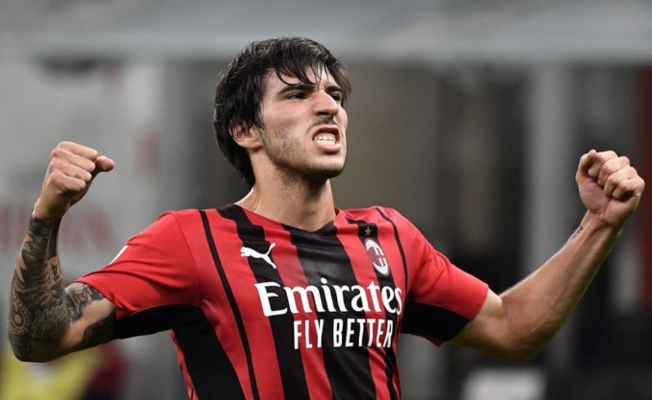 ساندرو تونالي بسخر من سيموني إنزاجي المدير الفني لإنتر قبل ديربي الغضب