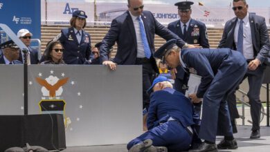 البيت الأبيض يطمئن الجميع على صحة بايدن بعد سقوطه