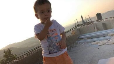 مقتل طفل فلسطيني عمره سنتان إثر إصابته برصاص الجيش الإسرائيلي