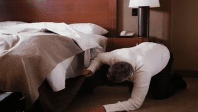 عاد زوجها من العمل فوجد عشيقها عاريا تحت السرير