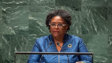 رئيسة وزراء بربادوس: لا يمكننا مواصلة وضع مصالح القلة قبل حياة الكثيرين