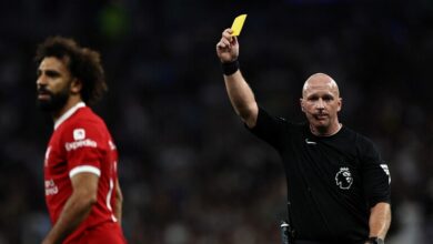 محمد صلاح يسجل اعتراضه على أداء التحكيم بعد إلغاء هدف لويس دياز أمام توتنهام