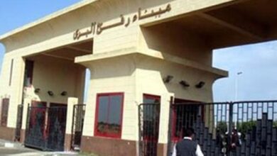 الأطقم الطبية المصرية تتسلم السيدتين المفرج عنهما وتجري الإسعافات الأولية لهما