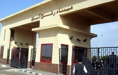 الأطقم الطبية المصرية تتسلم السيدتين المفرج عنهما وتجري الإسعافات الأولية لهما