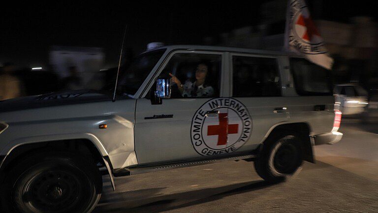 القسّام تسلم الصليب الأحمر محتجزتين إسرائيليتين في ميدان فلسطين وسط مدينة غزة