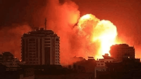 من جديد اسرائيل تستهدف محيط مستشفى القدس في غزة بقصف جوى