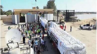 15 شاحنة مساعدات جديدة تعبر إلى الجانب الفلسطيني من منفذ رفح