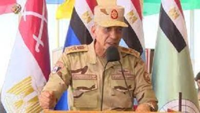 وزيرالدقاع يلتقي عددًا من قادة وضباط القوات المسلحة