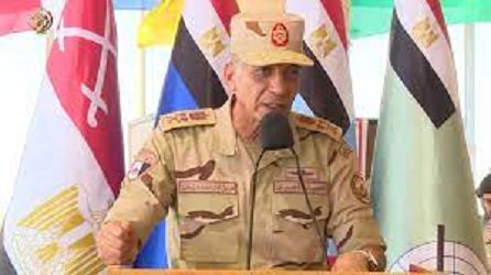 وزيرالدقاع يلتقي عددًا من قادة وضباط القوات المسلحة