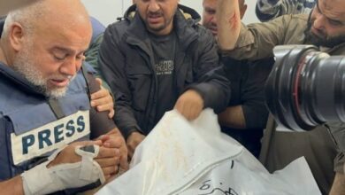 قتل اليوم الأحد الصحفيان حمزة وائل الدحدوح. ومصطفى ثريا بقصف استهدف سيارتهما في ميدنة رفح جنوب قطاع غزة.