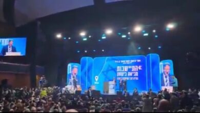 في مؤتمر إسرائيلي تحت شعار "العودة إلى قطاع غزة" ألاف الإسرائيليين المشاركين رفعوا لافتات لا وجود للعرب في غزه