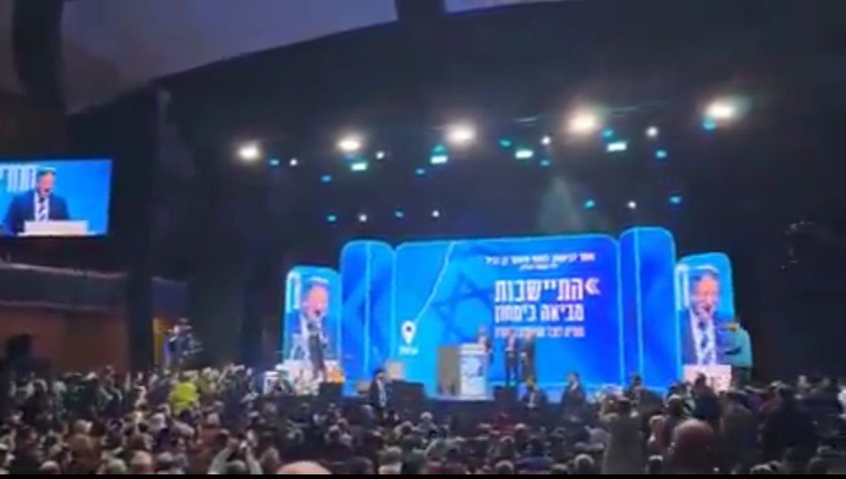 في مؤتمر إسرائيلي تحت شعار "العودة إلى قطاع غزة" ألاف الإسرائيليين المشاركين رفعوا لافتات لا وجود للعرب في غزه