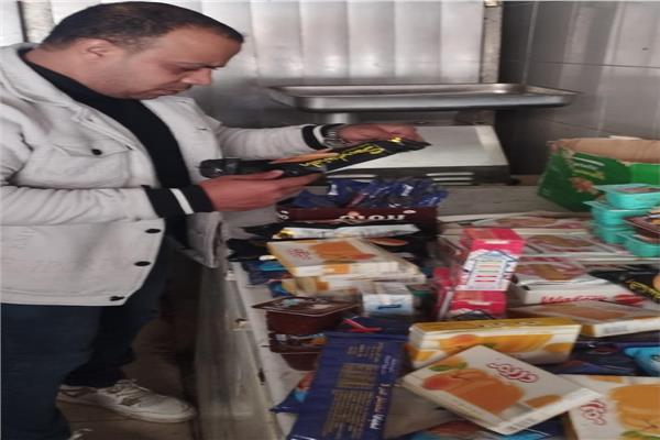 ضبط مواد غذائية منتهية الصلاحية وسولار مهرب بالإسكندرية