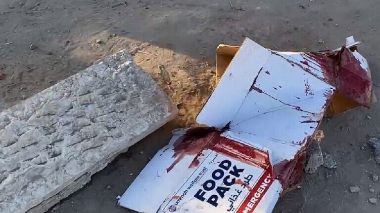 المروحيات الاسرائيليه تستهدف مواطنى غزه اثناء استلامهم للمساعدات الانسانيه